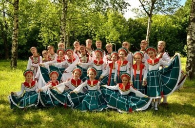Русские традиции, киногород Старой Англии и волшебные сады: куда отправиться всей семьей