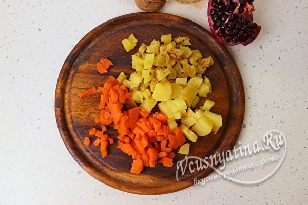 
			Красивый салат с курицей &laquo;Бусы на снегу&raquo; к новогоднему столу		