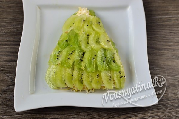 
			Салат &laquo;Елочка&raquo; с киви &ndash; нарядный и очень вкусный		