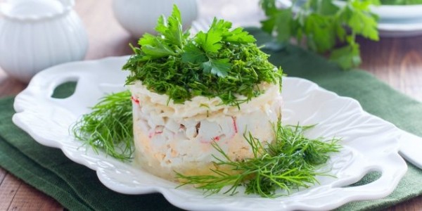 
            10 действительно вкусных салатов с крабовыми палочками        