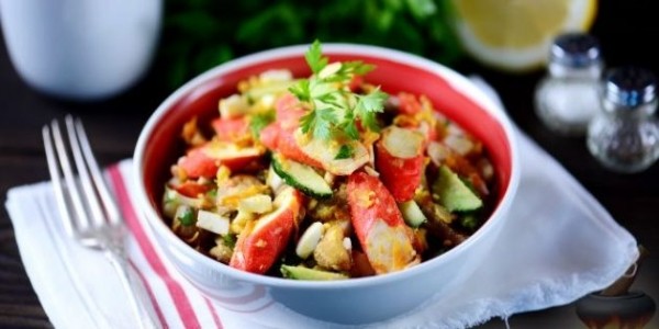 
            10 действительно вкусных салатов с крабовыми палочками        