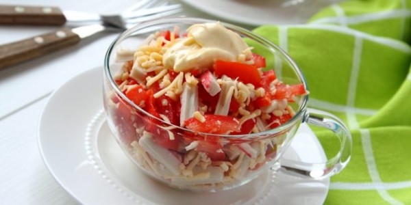 
            10 действительно вкусных салатов с крабовыми палочками        