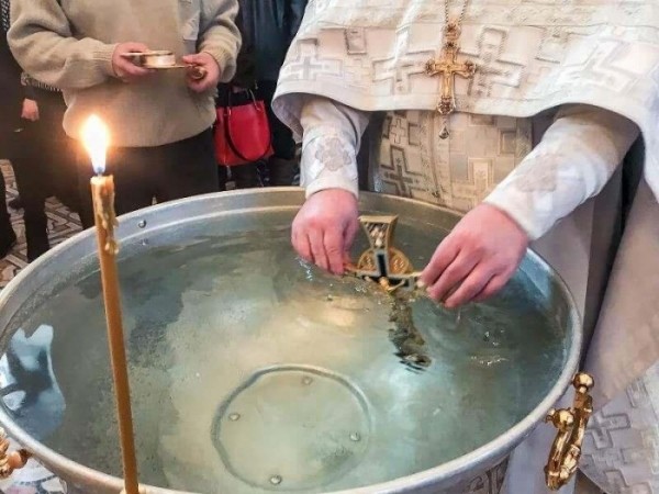 Сколько дней вода после Крещения остаётся святой