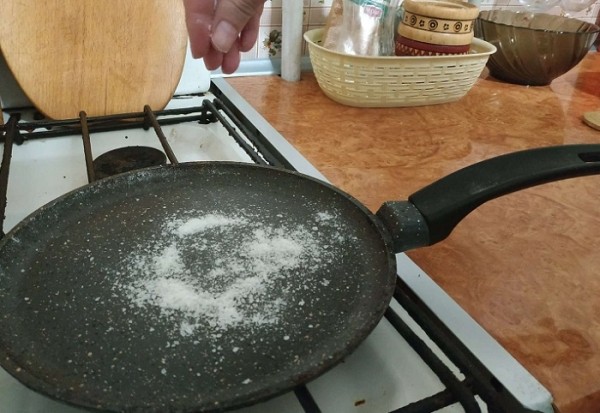 Способы, которые помогут избавиться от брызг масла при жарке продуктов или изделий из теста
