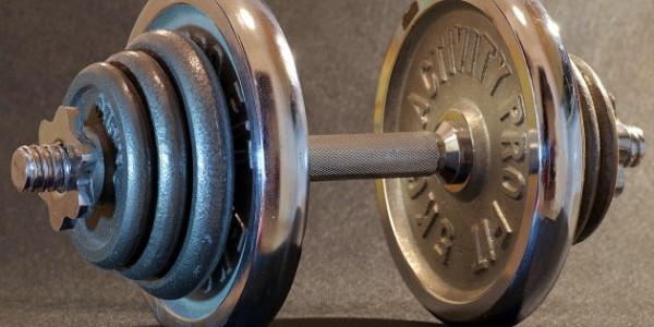 
            30 упражнений с гантелями для тех, кто хочет прокачать всё тело        