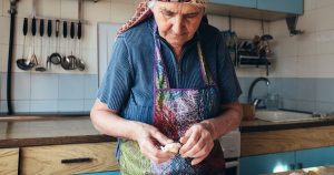 Проблематичные отношения между зятем и тещей: почему он не разрешает ей ночевать в его доме